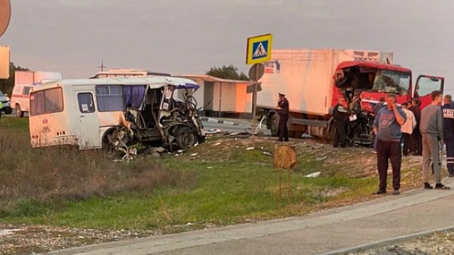 На Кубани 4 человека пострадали в массовом ДТП с участием автобуса и грузовика