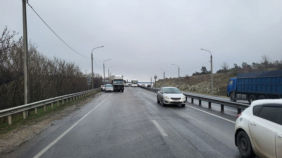Под Новороссийском в районе Волчьих ворот произошло пять ДТП из-за обледеневшей трассы