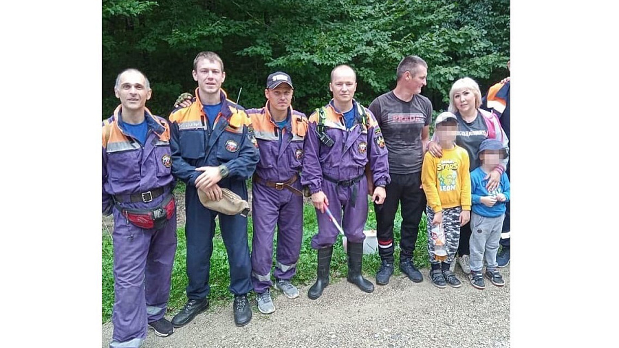 В Краснодарском крае спасатели вывели из леса заблудившуюся семью грибников с 2 маленькими детьми
