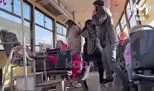 В Краснодаре сняли на видео нападение женщины на кондуктора трамвая