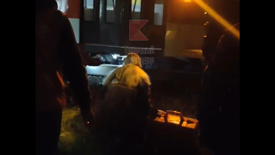 В Краснодаре трамвай поздно вечером сбил 84-летнего мужчину