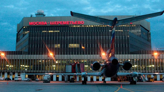 Пассажир рейса в Анталию открыл аварийную дверь в самолёте, чтобы подышать воздухом