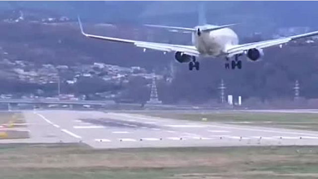 В Сети появилось видео с эффектной посадкой самолета при ураганном ветре в Сочи
