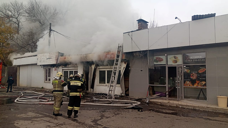В Краснодаре неподалеку от «Красной площади» произошел пожар на площади 170 квадратных метров