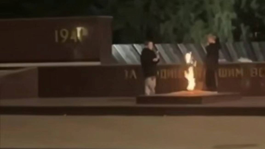 В Усть-Лабинске двое школьников жарили еду на пламени «Вечного огня»