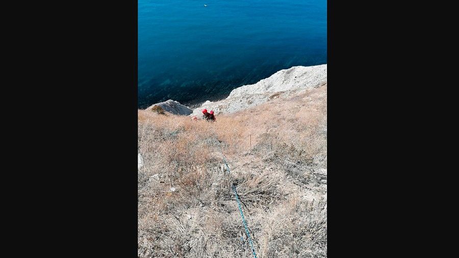 В Анапе турист из Ростова-на-Дону сорвался со скалистого берега на спуске «800 ступеней»