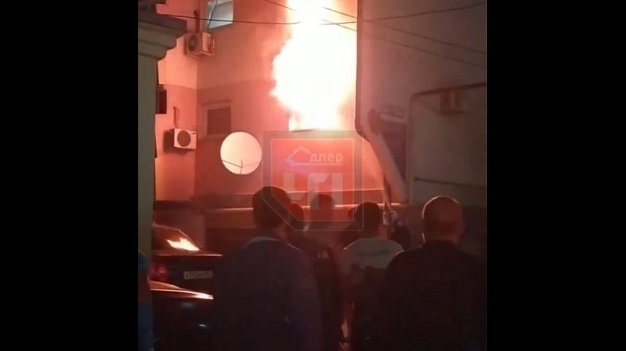 В Сочи 150 человек эвакуировали из горящего общежития во время ночного пожара