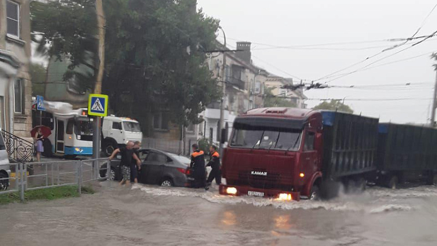 В Новороссийске после дождя «поплыли» автомобили