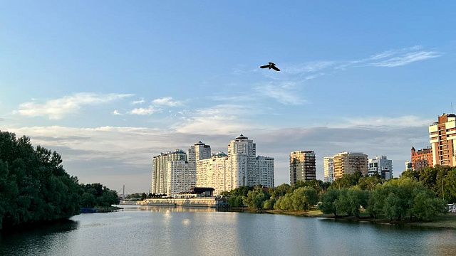 В Краснодаре и крае в воскресенье погода сохранит курс на незначительную облачность и 33-градусную жару