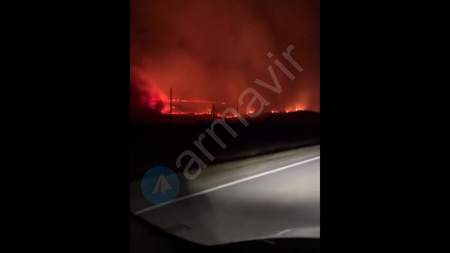 В Армавире произошло возгорание сухой растительности