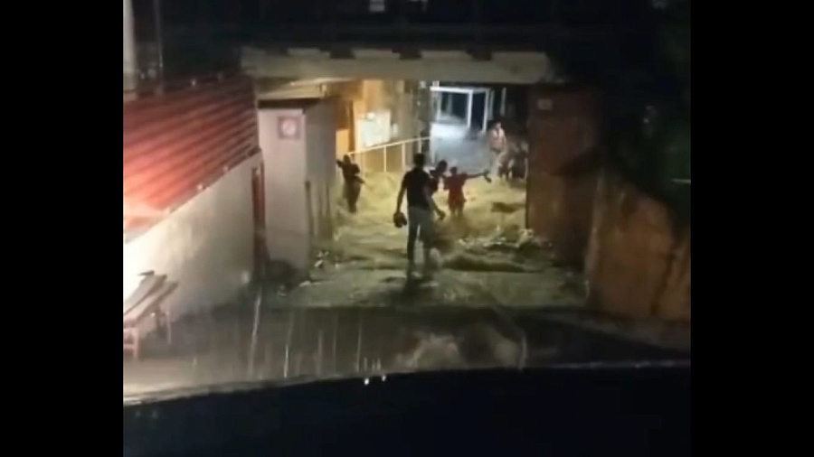 В Сочи ночной ливень затопил улицы города-курорта. Видео