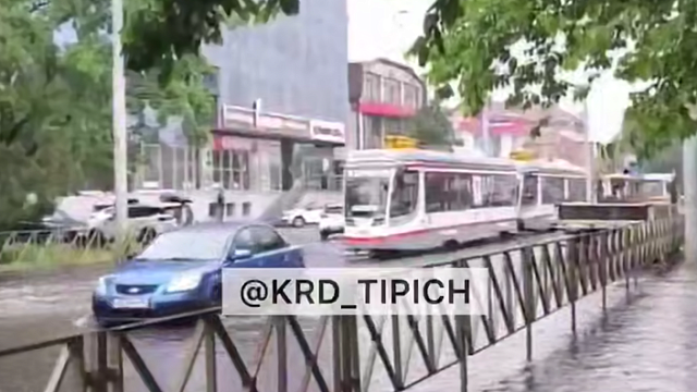 Город поплыл: майский дождь обрушился на Краснодар