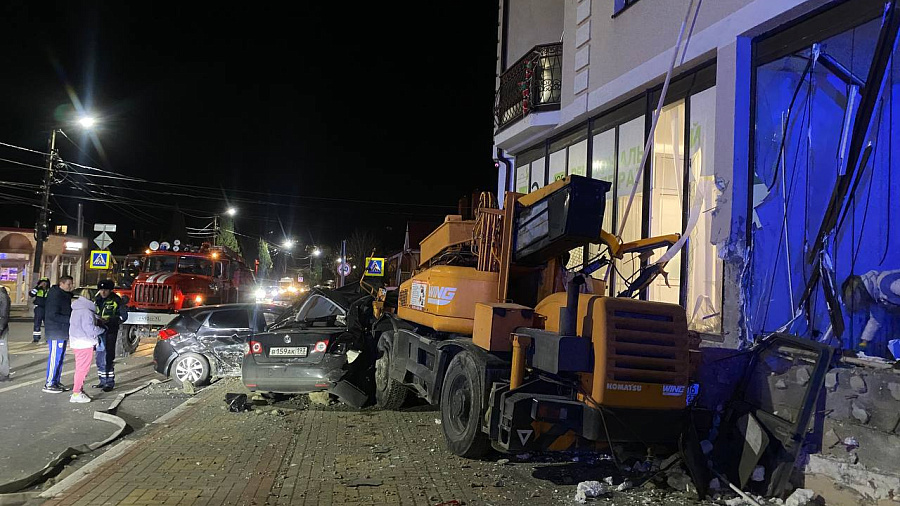 В Геленджике автокран с отказавшими тормозами устроил массовое ДТП с 14 автомобилями