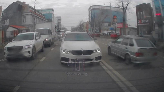 В Краснодаре женщина на BMW перекрестилась перед выездом на «встречку»