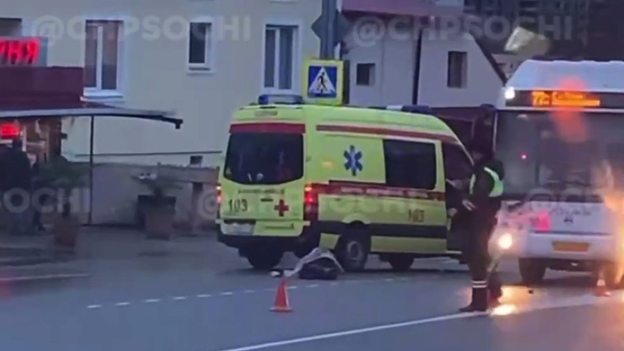 В центре Сочи рейсовый автобус сбил насмерть на «зебре» 42-летнюю женщину