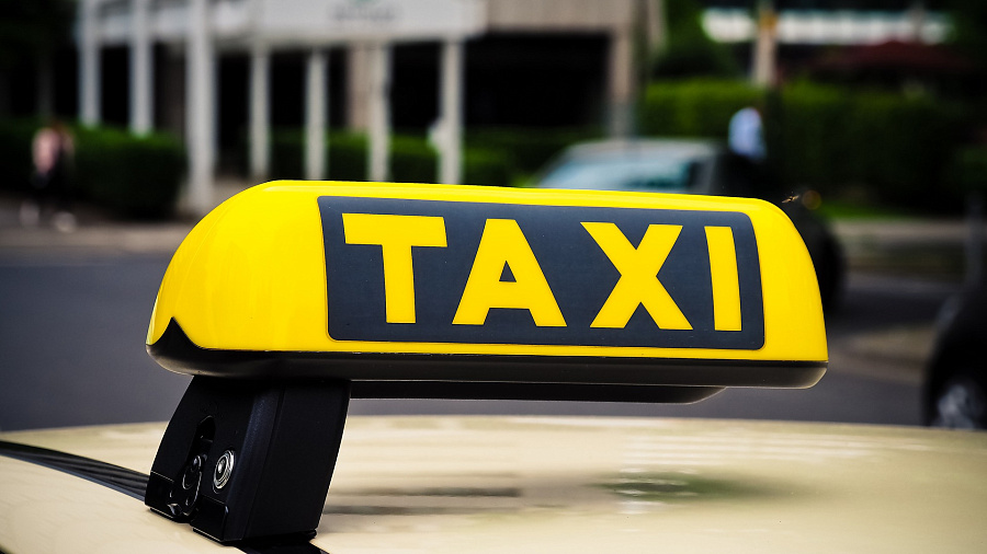 В Краснодаре таксист во время ожидания заказа покончил с собой из-за неразделенной любви