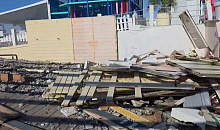 350 человек расчищают пляжи после разрушительного шторма в Сочи