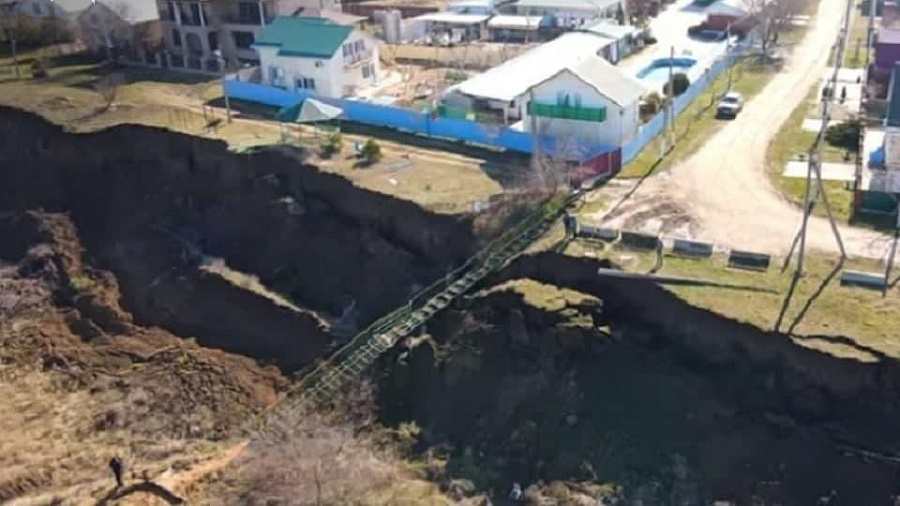 В Темрюкском районе оползень разрушил береговую линию Азовского моря перед жилыми домами