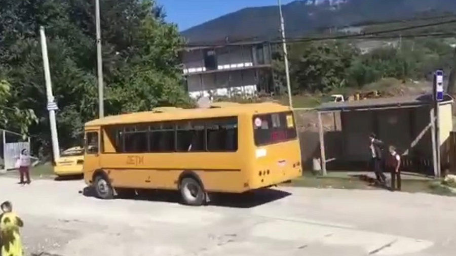 В Сочи родителям детей приходилось тормозить на остановке школьный автобус для детей, выходя на трассу