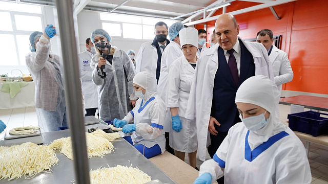 Михаилу Мишустину на заводе под Майкопом показали, как делают адыгейский сыр (ВИДЕО)