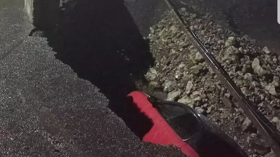 В Краснодарском крае автомобиль рухнул в огромную яму на размытой дороге