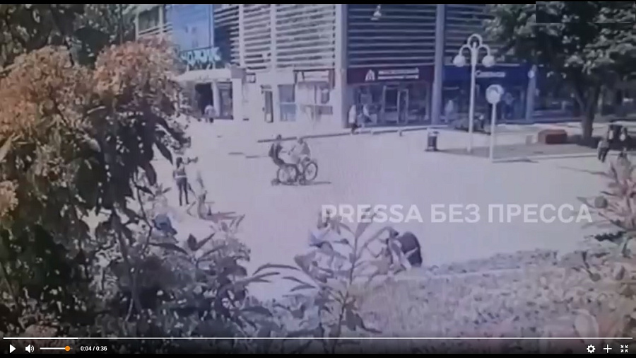На набережной в Геленджике электросамокатчик сбил велосипедистку (ВИДЕО)
