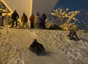 Подростки катались на тюбингах по братской могиле в Краснодаре