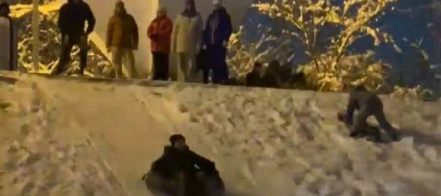 Подростки катались на тюбингах по братской могиле в Краснодаре