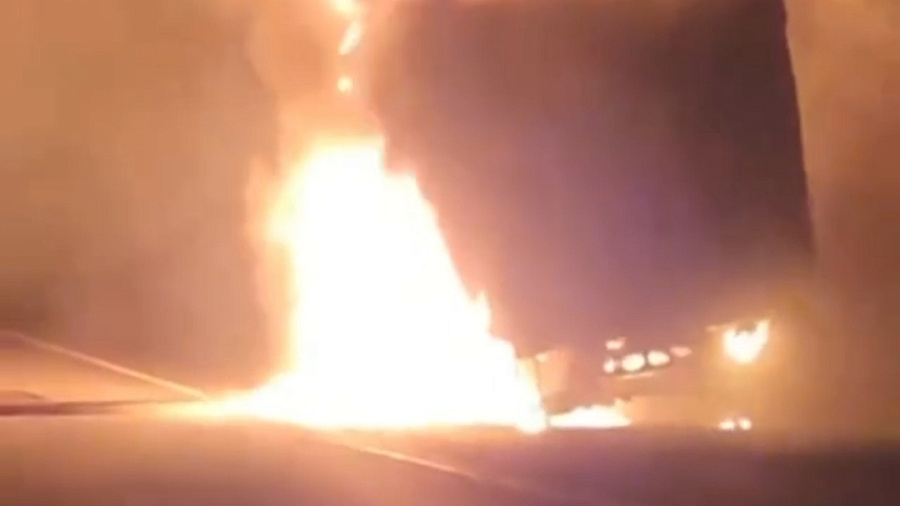 На трассе «Джубга — Сочи» загорелся грузовик