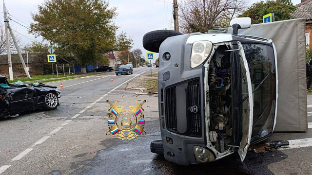 В Кавказском районе фура опрокинулась после столкновения с иномаркой 