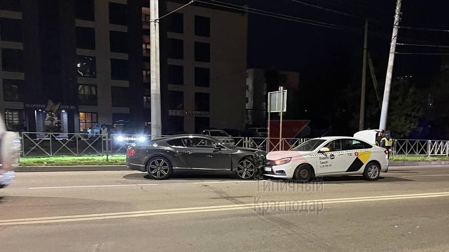 В Краснодаре Bentley и такси устроили лобовое столкновение на «встречке»