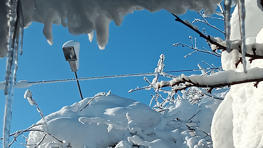 В Кавказском и еще в нескольких районах Кубани начали восстанавливать электроснабжение, около 550 абонентов остаются без света