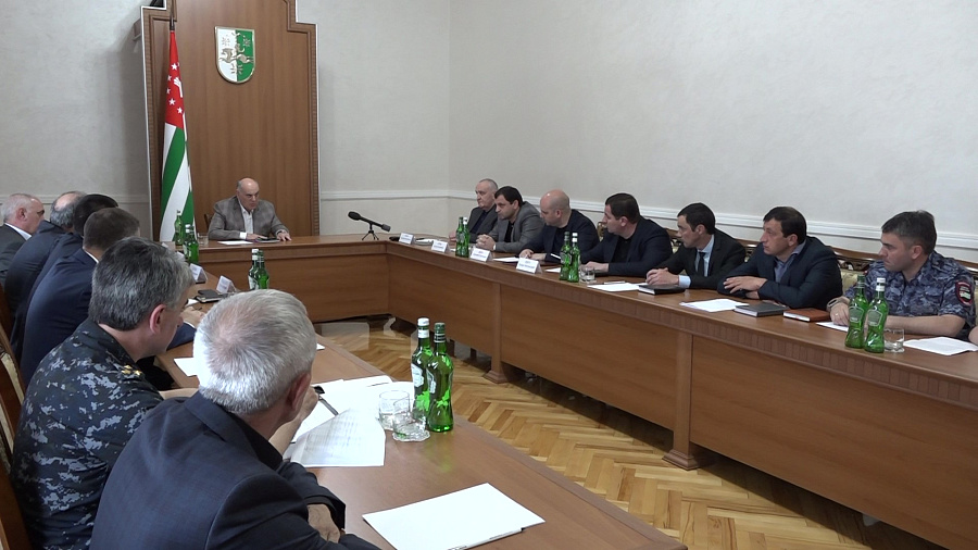 Президент Абхазии провел экстренное совещание после ранения российских туристов в Пицунде