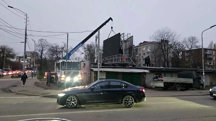 В Краснодаре демонтировали рекламный экран, мешавший местным жителям 