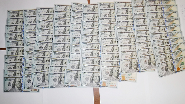 В аэропорту Сочи у пассажира рейса в Стамбул обнаружили 25 тысяч незадекларированных долларов