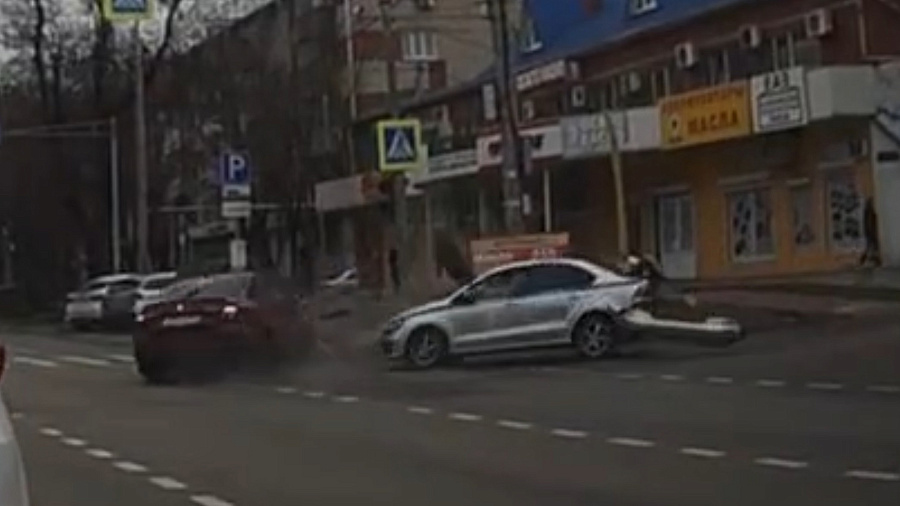 В Краснодаре столкновение иномарки с полицейским автомобилем попало на видео