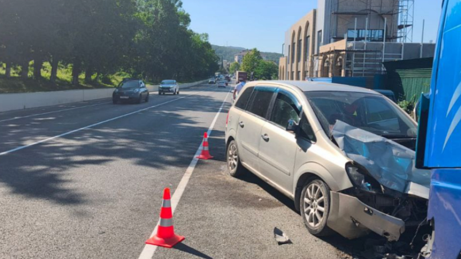 В Сочи 9-летний ребенок погиб во влетевшей в грузовик иномарке, водитель которой уснул