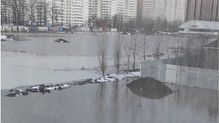 Жители Краснодара жалуются на утопающие в «озере» дороги и дворы после таяния снега