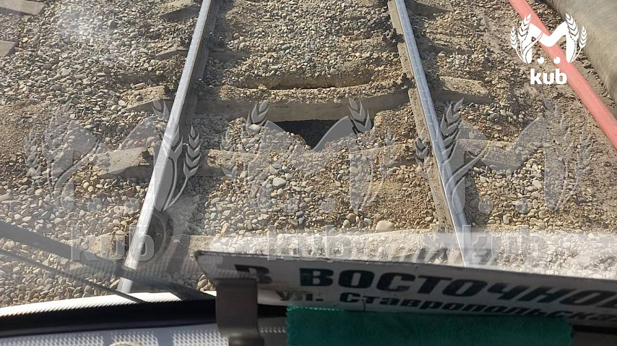 На Московской в Краснодаре снова провалился грунт: рабочие оперативно засыпали яму