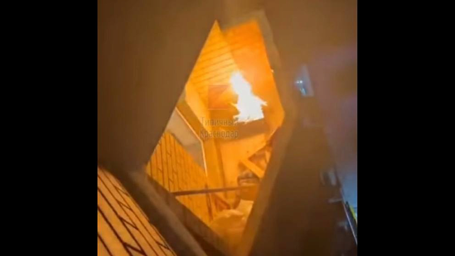Житель Краснодара, разводящий костер на балконе многоэтажного дома, возмутил горожан. Видео