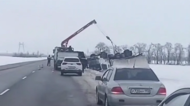 На Кубани фура перевернулась из-за гололеда