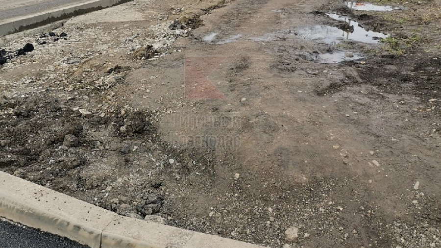 В Сети появились кадры с месивом грязи на тротуарах рядом со стройкой новой трамвайной линии в Краснодаре 