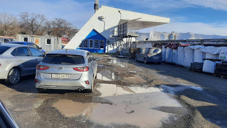 В Новороссийске детям приходится добираться в школу, пересекая грязные ямы и лужи