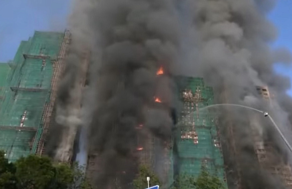 Число погибших при пожаре в Гонконге возросло до 128, спасательные работы завершены