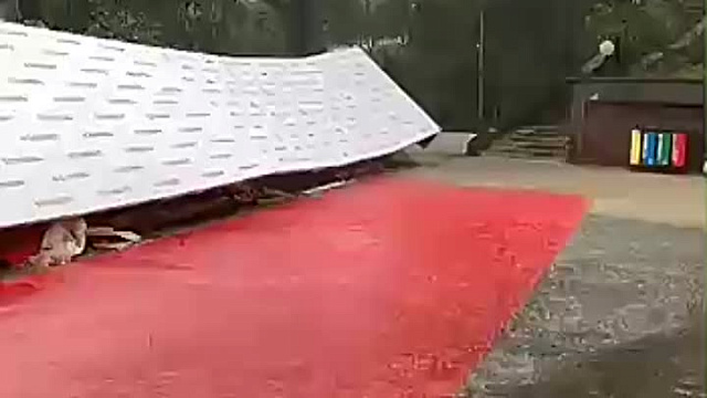 Ливневый дождь затопил красную ковровую дорожку «Кинотавра» в Сочи