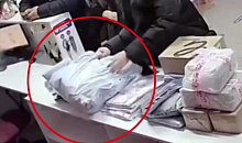 Девушка меняла норковые шубы на старые в пункте выдачи заказов на Кубани