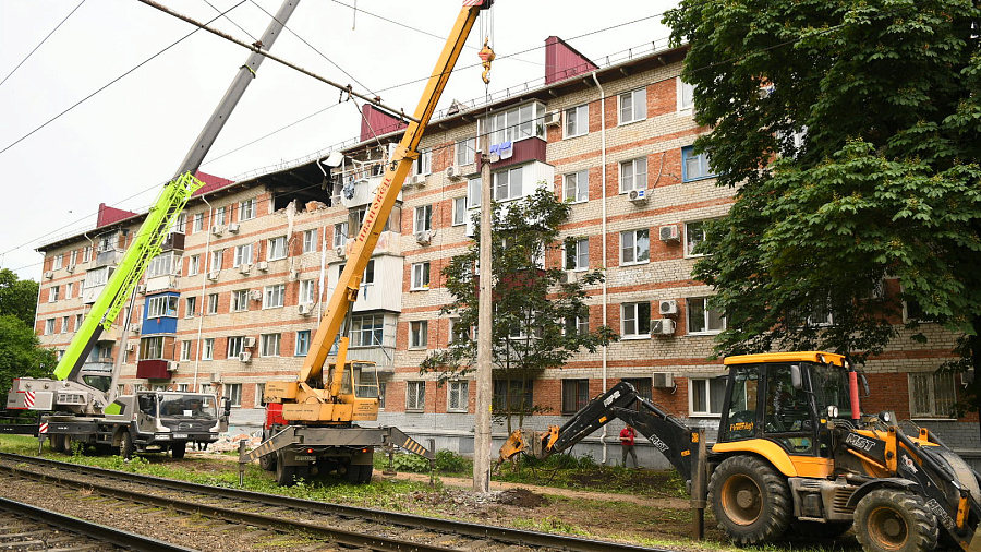В Краснодаре приступили к разбору поврежденной крыши в пострадавшей от взрыва газа пятиэтажке на улице Клинической