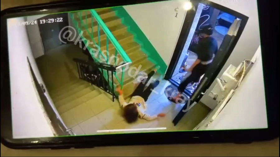 В Курганинске женщина вышвырнула дочь из квартиры и попала на видео