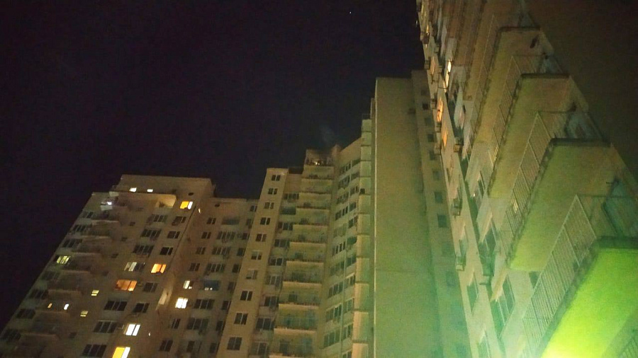 В Новороссийске при ночном пожаре в многоэтажном доме погибла 51-летняя женщина 