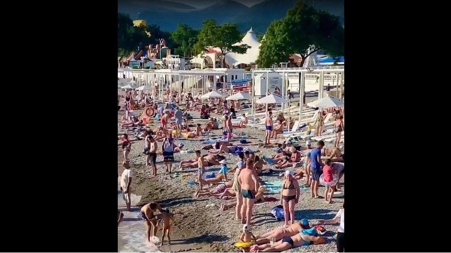 Переполненные пляжи Геленджика попали на видео